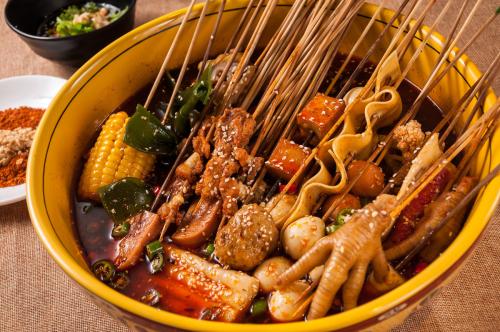 東北人搶走了四川人的麻辣燙，而麻辣燙養(yǎng)活了一個(gè)火鍋料行業(yè)！