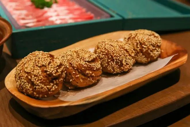 福成、思念等相繼上馬，京味兒麻醬燒餅?zāi)芊裣胥~鍋涮一樣圈粉？